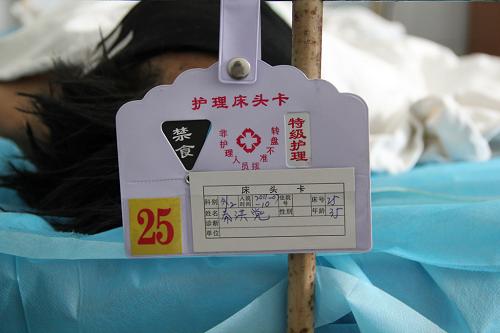 7月10日,獲救的礦工秦洪黨在合山市人民醫(yī)院接受救護(hù)。新華社發(fā)(黃威 攝)