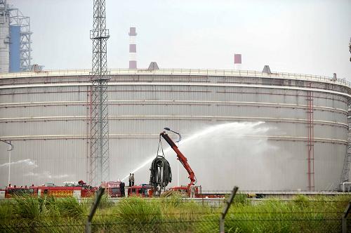 7月11日16時左右,消防車輛在現(xiàn)場進行處置。當(dāng)日下午,記者在發(fā)生火災(zāi)的惠州市大亞灣石化區(qū)中海油惠州煉油分公司現(xiàn)場看到,目前工廠已不見明火,火災(zāi)撲救工作仍在進行之中。隨著事故趨于平復(fù),此前離家避災(zāi)的周邊居民也陸續(xù)返回家中,當(dāng)?shù)厣鐣刃蛘w穩(wěn)定。7月11日凌晨4時10分,廣東惠州大亞灣石化區(qū)中海石油煉化有限責(zé)任公司惠州煉油分公司運行三部400單元重整生成油塔底泵機械密封泄漏著火,有關(guān)方面隨即展開撲救。新華社記者 陳曄華 攝