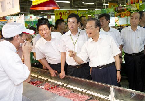 7月9日至10日,中共中央政治局常委、國務(wù)院總理溫家寶先后來到陜西咸陽、西安等地,訪農(nóng)戶、看超市,深入工廠農(nóng)村、物流公司,廣泛聽取基層干部群眾意見,就當(dāng)前經(jīng)濟運行有關(guān)問題調(diào)研。這是7月9日,溫家寶來到咸陽華潤萬家超市了解豬肉供應(yīng)銷售情況。新華社記者 黃敬文 攝