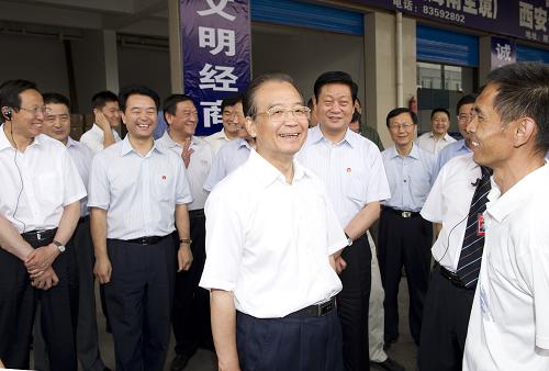 這是7月10日,溫家寶來到陜西貝斯特物流公司,向司機李沛林了解情況。新華社記者 黃敬文 攝