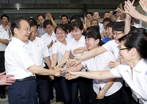 這是7月9日,溫家寶來到西北二棉集團公司考察企業(yè)生產(chǎn)情況,與職工親切交流。新華社記者 黃敬文 攝