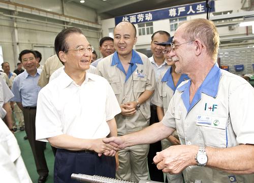 這是7月10日,溫家寶來到西安鳳城精密機械公司考察生產(chǎn)車間,與德國專家親切交流。新華社記者 黃敬文 攝