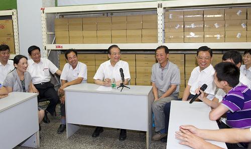 這是7月9日,溫家寶來到咸陽華潤萬家超市了解豬肉供應(yīng)銷售情況,并在庫房里與生豬養(yǎng)殖、屠宰、檢驗檢疫、豬肉加工、銷售企業(yè)以及保險公司等方面的人員座談。新華社記者 黃敬文 攝