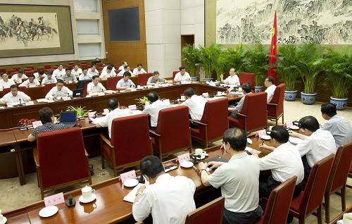 7月4日至11日,國(guó)務(wù)院總理溫家寶先后召開四次經(jīng)濟(jì)形勢(shì)座談會(huì),分別聽取部分省政府負(fù)責(zé)人、企業(yè)界負(fù)責(zé)人和經(jīng)濟(jì)專家意見和建議。這是7月11日,溫家寶主持召開經(jīng)濟(jì)形勢(shì)專家座談會(huì)。新華社記者 黃敬文 攝