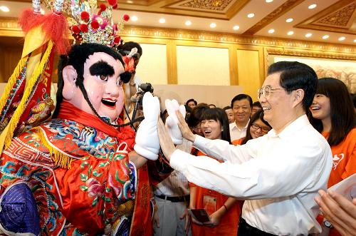 7月12日,中共中央總書記胡錦濤在北京人民大會堂參加兩岸萬名青年大交流主題聯(lián)歡活動。這是胡錦濤在臺灣民間流行的“電音三太子”表演結(jié)束時高興地同演員相互擊掌,稱贊他們的表演很有特色。新華社發(fā)