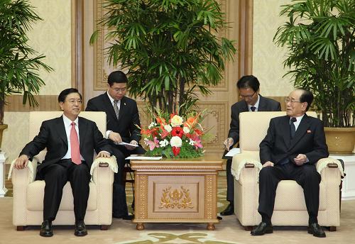 7月12日,在朝鮮出席《中朝友好合作互助條約》簽訂50周年紀念活動的中國友好代表團團長、國務院副總理張德江(左)在平壤萬壽臺議事堂會見朝鮮最高人民會議常任委員會委員長金永南。新華社記者 張利 攝