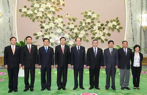 7月12日,在朝鮮出席《中朝友好合作互助條約》簽訂50周年紀念活動的中國友好代表團團長、國務院副總理張德江在平壤萬壽臺議事堂會見朝鮮最高人民會議常任委員會委員長金永南。圖為中國友好代表團團長、國務院副總理張德江(左四)與朝鮮最高人民會議常任委員會委員長金永南(左五)等合影(7月12日攝)。新華社記者 張利 攝