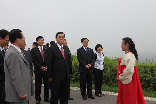 7月12日,正在朝鮮進(jìn)行友好訪問的中國(guó)友好代表團(tuán)團(tuán)長(zhǎng)、中國(guó)國(guó)務(wù)院副總理張德江(中)在參觀考察平壤大同江果樹農(nóng)場(chǎng)時(shí)聽取講解員的解說(shuō)。當(dāng)天,張德江在平壤萬(wàn)壽臺(tái)議事堂會(huì)見了朝鮮最高人民會(huì)議常任委員會(huì)委員長(zhǎng)金永南,并在朝鮮副外相金亨俊陪同下參觀考察了平壤大同江果樹農(nóng)場(chǎng)和金日成綜合大學(xué)。 新華社記者張利攝