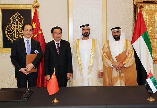 7月13日,正在阿聯(lián)酋進(jìn)行正式友好訪問(wèn)的中共中央政治局常委、中央紀(jì)委書(shū)記賀國(guó)強(qiáng)在迪拜與阿聯(lián)酋副總統(tǒng)兼總理穆罕默德·本·拉希德·阿勒馬克圖姆共同出席中阿兩國(guó)有關(guān)合作協(xié)議簽字儀式。新華社記者 李濤 攝