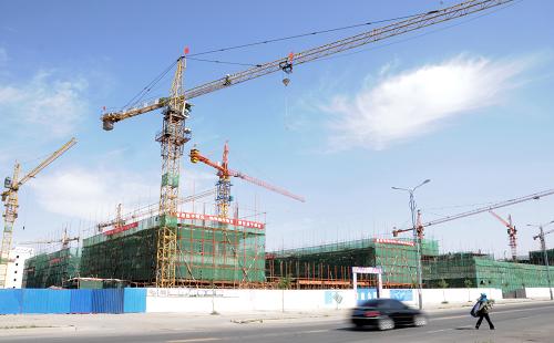 7月18日,在甘肅省酒泉市金泉路廉租住房建筑工程工地,工人在加緊施工。2011年以來,為保證保障性住房的建設(shè),甘肅省將保障性住房的實際建成率納入對各級地方政府的考核體系。據(jù)甘肅省住房和城鄉(xiāng)建設(shè)部門提供的數(shù)據(jù)顯示,甘肅省慶陽市、酒泉市、金昌市、定西市和隴南市開工率達(dá)到100%,甘肅全省保障性安居工程建設(shè)開工率超過70%。新華社記者 高健鈞 攝
