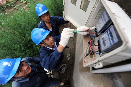 7月20日,五河供電公司工作人員在五河縣沫河口鎮(zhèn)四鋪村為農(nóng)戶更換電表,以提高農(nóng)戶用電質(zhì)量。為應(yīng)對夏季用電高峰、保障農(nóng)村居民生活生產(chǎn)用電需求,安徽五河供電公司自5月以來共投入900余萬元、組織900多名工作人員,對五河全縣境內(nèi)農(nóng)村電力設(shè)備進(jìn)行增容擴(kuò)建,以應(yīng)對迅速增長的電力負(fù)荷,目前已惠及當(dāng)?shù)?000余農(nóng)戶。新華社記者 許逆之 攝
