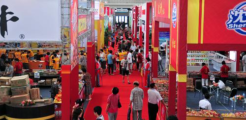7月21日,眾多觀眾在遼寧工業(yè)展覽館舉行的食品博覽會(huì)展廳參觀。當(dāng)日,2011中國(guó)(沈陽(yáng))食品博覽會(huì)在遼寧工業(yè)展覽館開幕。本屆食博會(huì)以“綠色、安全、營(yíng)養(yǎng)、健康”為主題,參展產(chǎn)品包括糧油、肉罐、海產(chǎn)品,烘焙、方便、休閑食品,以及酒類、飲料、乳制品、糖茶制品、調(diào)味品等近萬種食品。新華社發(fā)(姜冰 攝)