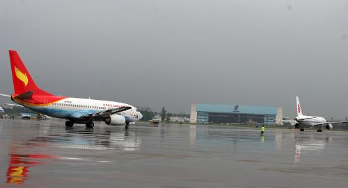 停在雙流機場的客機(7月23日攝)。新華社發(fā)(呂俊明 攝)