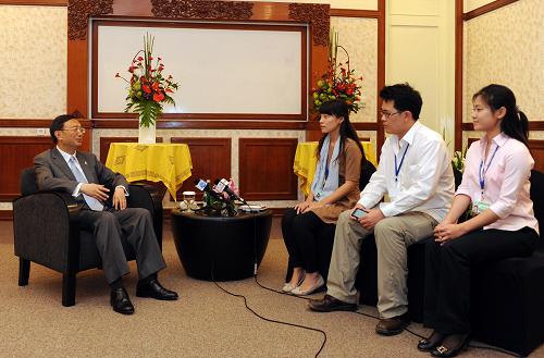 7月23日,中國外交部長楊潔篪(左一)在印度尼西亞巴厘島接受新華社、人民日?qǐng)?bào)和中央電視臺(tái)記者聯(lián)合采訪。新華社記者 姜帆 攝