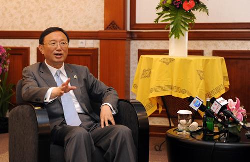 7月23日,中國外交部長楊潔篪在印度尼西亞巴厘島接受新華社、人民日?qǐng)?bào)和中央電視臺(tái)記者聯(lián)合采訪。新華社記者 姜帆 攝
