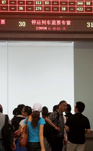 7月24日,旅客在上海虹橋站設(shè)立的停運(yùn)列車退票專窗前排隊(duì)辦理退票。新華社記者 劉穎 攝