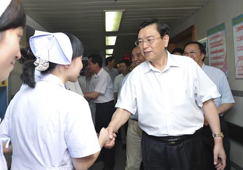 這是張德江在溫州醫(yī)學(xué)院附屬第二醫(yī)院慰問醫(yī)護(hù)人員。新華社記者王曄攝