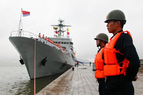 7月25日,“鄭和”號遠洋訓練艦準備起航。 當日,由海軍“鄭和”號遠洋訓練艦和“洛陽”號導彈護衛(wèi)艦組成的訓練艦編隊,從大連某軍港解纜起航,前往俄羅斯、朝鮮進行友好訪問。 海軍大連艦艇學院的100多名學員隨艦進行遠航訓練實習,其中海軍首批13名指揮專業(yè)的女學員是第一次隨艦遠航實習。在預計18天的行程中,學員們將進行天文、航海、水文氣象等科目的實習,參與艦艇值班、執(zhí)勤。 據(jù)了解,“鄭和”艦是中國海軍第一艘遠洋航海訓練艦,航跡遍布世界15個國家,被譽為“海上流動大學”。“洛陽”艦自2005年入列以來,多次執(zhí)行重大戰(zhàn)備訓練和出訪任務(wù),取得顯著成績。 新華社記者 查春明 攝