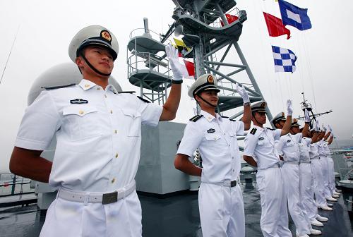 7月25日,隨艦出訪的海軍大連艦艇學院學員向歡送人群揮手致意。新華社記者 查春明 攝