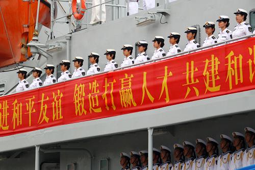 7月25日,海軍首批13名指揮專業(yè)的女學員等隨艦出訪。新華社記者 查春明 攝