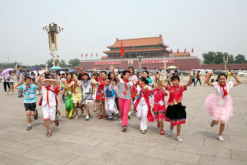 7月27日,參加夏令營(yíng)的各族少年兒童代表在天安門廣場(chǎng)參觀。 當(dāng)日,由全國(guó)少工委主辦的“各族少年手拉手”夏令營(yíng)在北京市少年宮開營(yíng)。來自全國(guó)各地56個(gè)民族的180對(duì)“手拉手”小伙伴相聚首都北京,開始以“手拉手 心連心 一家親”為主題的夏令營(yíng)活動(dòng)。 新華社發(fā)(楊樂 攝)