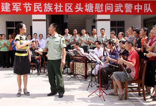 7月30日,廣西百色市隆林各族自治縣新州鎮(zhèn)民族社區(qū)居民和武警官兵一起進(jìn)行文藝表演。新華社發(fā)(林斌 攝)