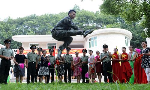 7月29日,參加軍民聯(lián)誼活動(dòng)的解放軍某部戰(zhàn)士在表演武術(shù)。新華社發(fā)(陳力 攝)