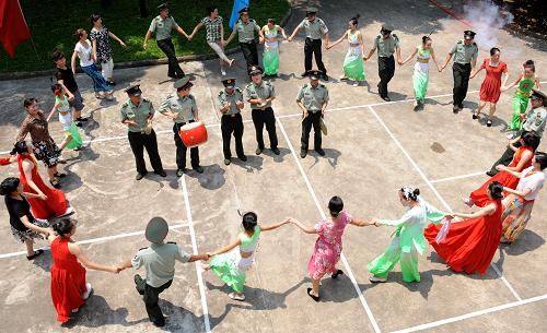 7月29日,舒城縣文化館藝術(shù)培訓(xùn)中心的學(xué)員在軍營(yíng)里和子弟兵們一起聯(lián)歡。新華社發(fā)(陳力 攝)
