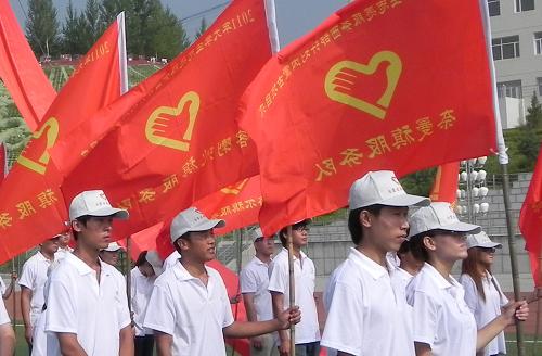 7月30日,大學(xué)生志愿者參加出征儀式。新華社記者 李云平 攝