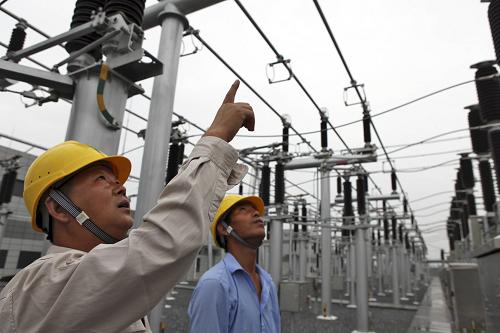 7月30日,技術(shù)人員在位于河南省鄢陵縣產(chǎn)業(yè)集聚區(qū)的220千伏智能變電站巡查設(shè)備運(yùn)行情況。新華社發(fā)(牛書(shū)培 攝)