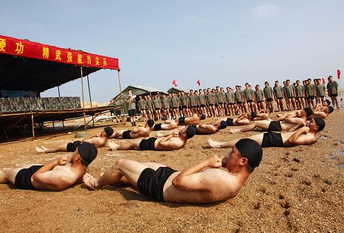 7月31日,濟(jì)南軍區(qū)某裝甲師海訓(xùn)官兵做抗眩暈操。新華社發(fā)(畢華明 攝)