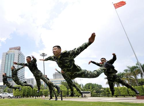 7月31日,武警南寧市支隊(duì)官兵進(jìn)行擒敵術(shù)基本訓(xùn)練。新華社發(fā)(劉君 攝)