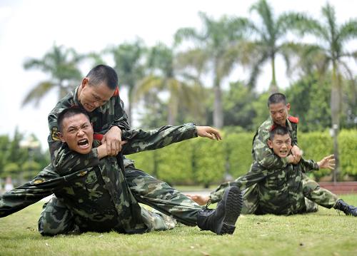 7月31日,武警南寧市支隊(duì)官兵進(jìn)行擒敵術(shù)訓(xùn)練。新華社發(fā)(劉君 攝)