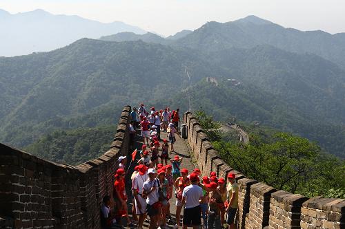 7月31日,來華參加夏令營的俄羅斯小營員游覽長城。新華社記者 劉欣 攝