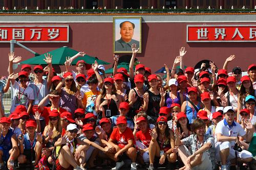 7月31日,來華參加夏令營的俄羅斯小營員游覽北京天安門時合影留念。新華社記者 劉欣 攝