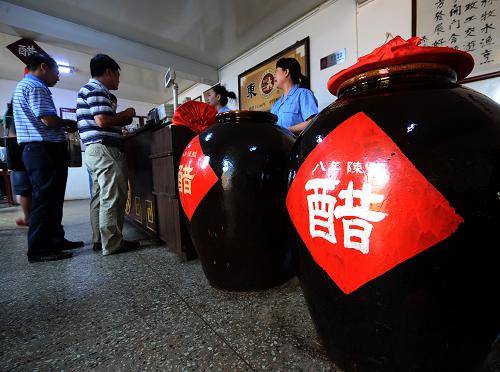 8月8日,人們?cè)谏轿骼详惔准瘓F(tuán)所在地“東湖醋園”購(gòu)買(mǎi)8年老陳醋。新華社記者 燕雁 攝