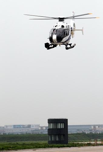8月8日,執(zhí)行空中巡查的警務直升機正在升空。當日,上海市公安局警務航空隊正式開始執(zhí)行高速公路空中巡查,警務航空隊將每天上午7時30分至9時30分,下午15時30分至17時30分,分別對京滬(G2)、滬昆(G60)和沈海(G15)高速公路三條公路(上海段)開展空中巡查,對空中發(fā)現(xiàn)的交通違法行為,空中交警將視情呼叫地面交警進行處置。上海警方表示,直升機對高速公路進行交通管理,不受道路交通擁堵的影響,可快速到達事故現(xiàn)場,獲取更為全面的路面信息。今后,空中交警參與上海的道路交通執(zhí)法和管理,將逐步走向常態(tài)化。新華社記者 凡軍 攝