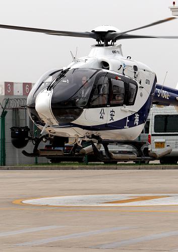 8月8日,執(zhí)行空中巡查的警務直升機正在升空。新華社記者 凡軍 攝