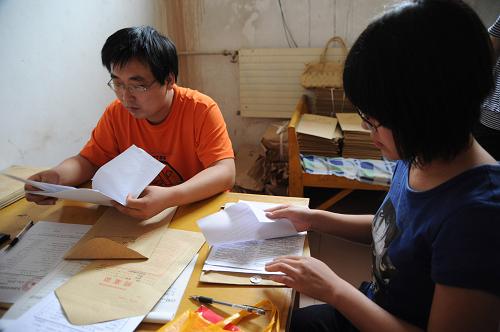 8月9日,在山西運城市一生源地信用助學貸款管理中心,一名大學生(右)在辦理生源地信用助學貸款。日前,教育部發(fā)布數(shù)據(jù)顯示,2010年,我國普通高等學校發(fā)放國家助學貸款113.57億,增長21.37%。其中生源地助學貸款因程序便捷備受青睞,占到整個助學貸款的近70%。據(jù)統(tǒng)計,2010年,我國生源地助學貸款人數(shù)新增過百萬人,金額新增100億元;國家助學貸款惠及209.1萬人。新華社發(fā)(高新生 攝)