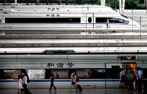 8月11日,一些旅客在上海虹橋火車(chē)站走下剛剛進(jìn)站的高速列車(chē)。新華社記者 陳飛 攝