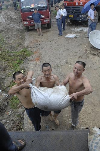 河南省淅川縣移民村里村民將貨物抬上移民大貨車(8月4日攝)。截至8月10日,河南省南水北調(diào)已有超八成移民完成集中搬遷,本月底河南省南水北調(diào)庫區(qū)移民的集中搬遷將全部結(jié)束。淅川縣是南水北調(diào)的渠首所在地,也是河南省南水北調(diào)丹江口庫區(qū)移民的唯一遷出地。河南省南水北調(diào)丹江口庫區(qū)未搬遷的移民人數(shù)為32028人,僅占16.2萬移民總數(shù)的19.77%。未來20天內(nèi),還將有10余小批次移民開始陸續(xù)搬離庫區(qū)。新華社發(fā)(李博 攝)