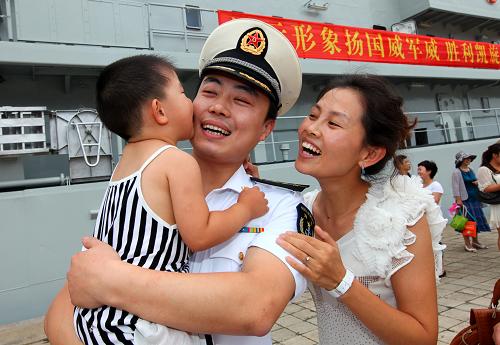 8月11日,出訪官兵家屬在碼頭迎接親人凱旋。當日,滿載著訪問俄羅斯、朝鮮的豐碩成果,由“鄭和”號遠洋訓練艦和“洛陽”號導彈護衛(wèi)艦組成的中國海軍訓練艦編隊,歷經18天、2938海里的風浪洗禮,兩艦艦容整潔、裝備良好,560名官兵精神振奮地返回旅順港。新華社記者 查春明 攝