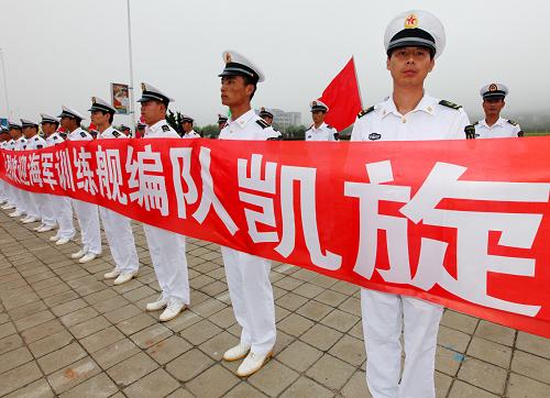 8月11日,海軍戰(zhàn)士在碼頭拉起橫幅歡迎艦隊凱旋。新華社記者 查春明 攝