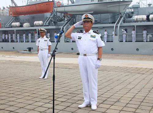 8月11日,訓練艦編隊指揮員田中走下舷梯向前來迎接的海軍首長報告。新華社記者 查春明 攝