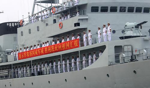 8月11日,“鄭和”號遠洋訓練艦駛抵旅順軍港。新華社記者 查春明 攝