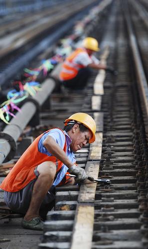 8月11日,南昌鐵路局九江橋工段職工在九江長江大橋鐵路橋進(jìn)行橋面維修施工。新華社發(fā)(胡國林 攝)