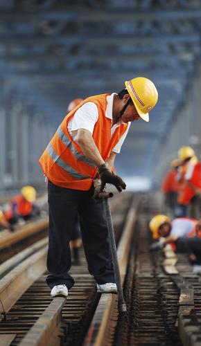 8月11日,南昌鐵路局九江橋工段職工在九江長江大橋鐵路橋進(jìn)行橋面維修施工。新華社發(fā)(胡國林 攝)