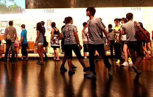 8月11日,游客正在中國(guó)館的歲月回眸展區(qū)內(nèi)參觀。暑假期間,2010年上海世博會(huì)期間的熱門場(chǎng)館——中國(guó)館再度開門迎客。7月中旬以來(lái),盡管上海高溫難擋,但中國(guó)館仍然游客如潮,日均客流量超過(guò)3萬(wàn)人次。新華社記者 裴鑫 攝