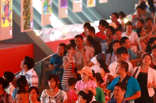 8月11日,游客正在中國(guó)館的童心暢想展區(qū)參觀。新華社記者 裴鑫 攝