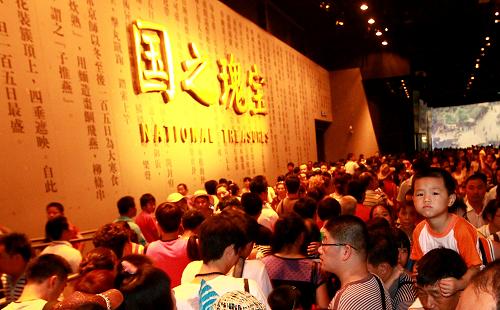 8月11日,游客正在中國(guó)館內(nèi)排隊(duì)參觀“國(guó)之瑰寶”。新華社記者 裴鑫 攝